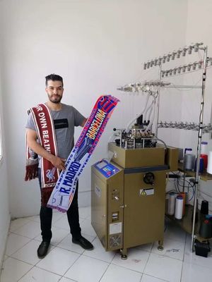 컴퓨터 제어로 원형 모자와 스카프 만드는 기계를 조작하기 쉽습니다